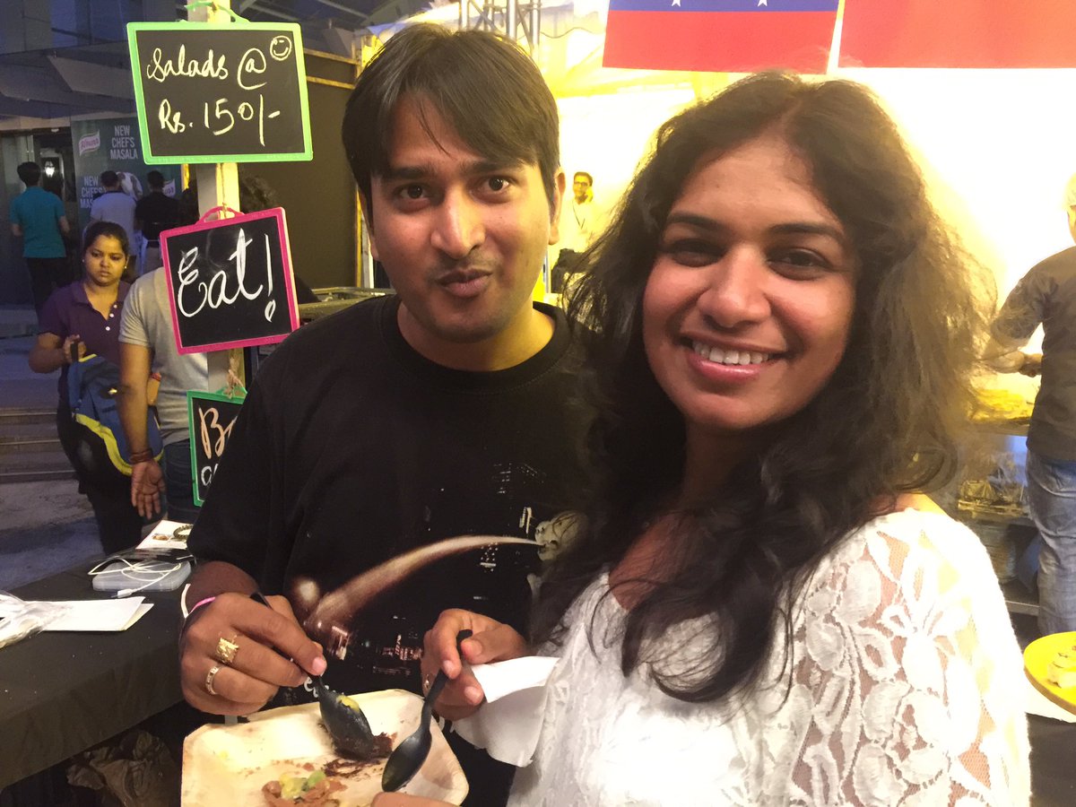 FreshMenuIndia's tweet photo. Happy happy faces at the #FreshMenuWOAP kiosk in UB city! https://t.co/ovAvmVqbDj