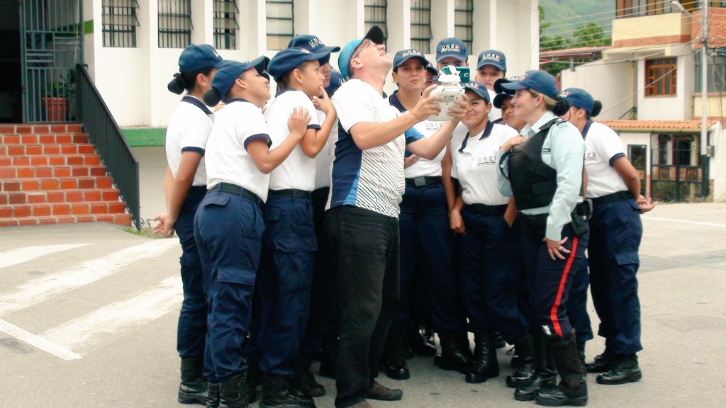 YoFAB10's tweet photo. Estudiantes de UNES viendo las tomas aéreas de nuestro drone durante la grabación de @PrimeroMujerSky @polimerida https://t.co/4Tqi5oF60B