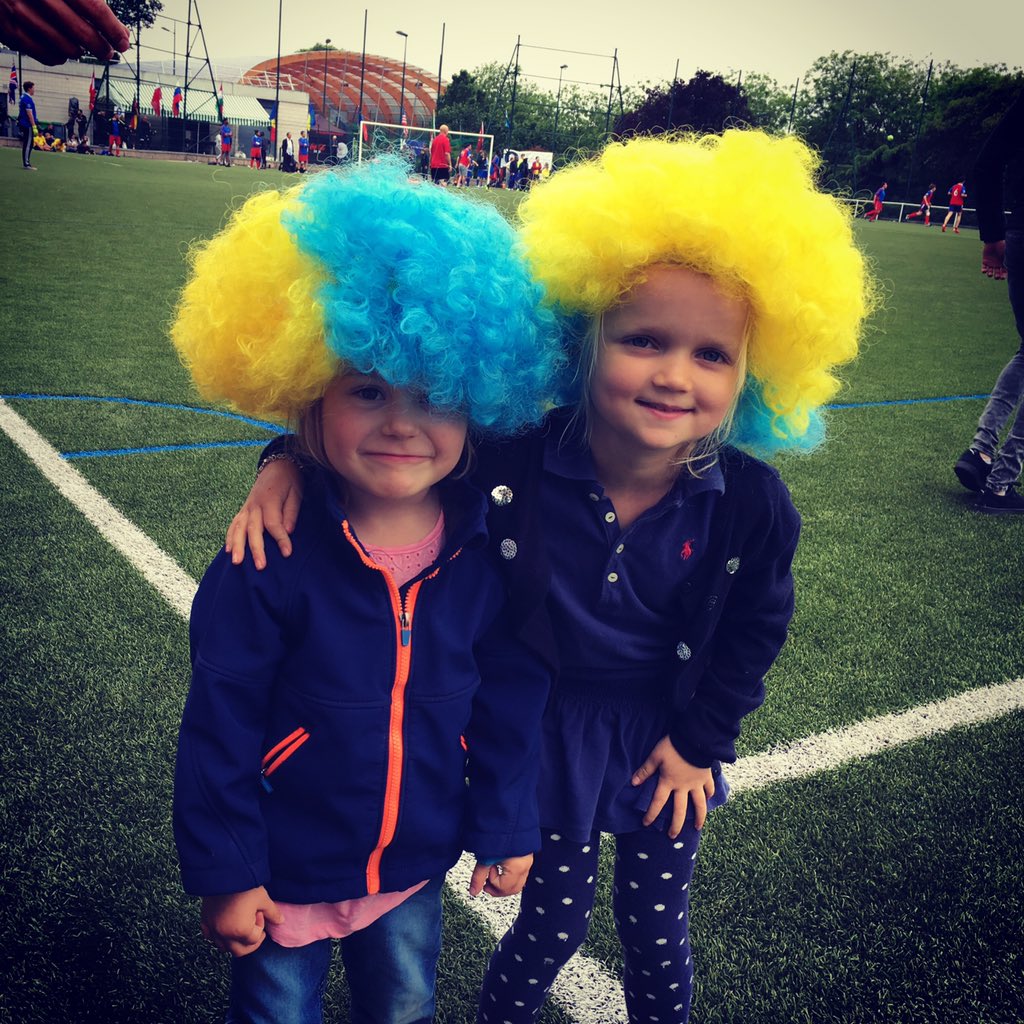 SuedeenFR's tweet photo. The Swedish cheerleaders. #diplofoot #EURO2016 https://t.co/DGDZlnO6O8