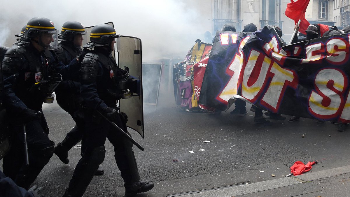 BFMTV's tweet photo. Hommage à Clément Méric: échauffourées entre manifestants et la police à Paris https://t.co/EhJqKfrYqC https://t.co/4jTVDoFUJX