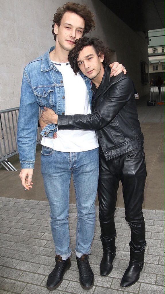 The1975Updates's tweet photo. How I am on Facebook vs how I am on Twitter https://t.co/bzbmtEO1Dn