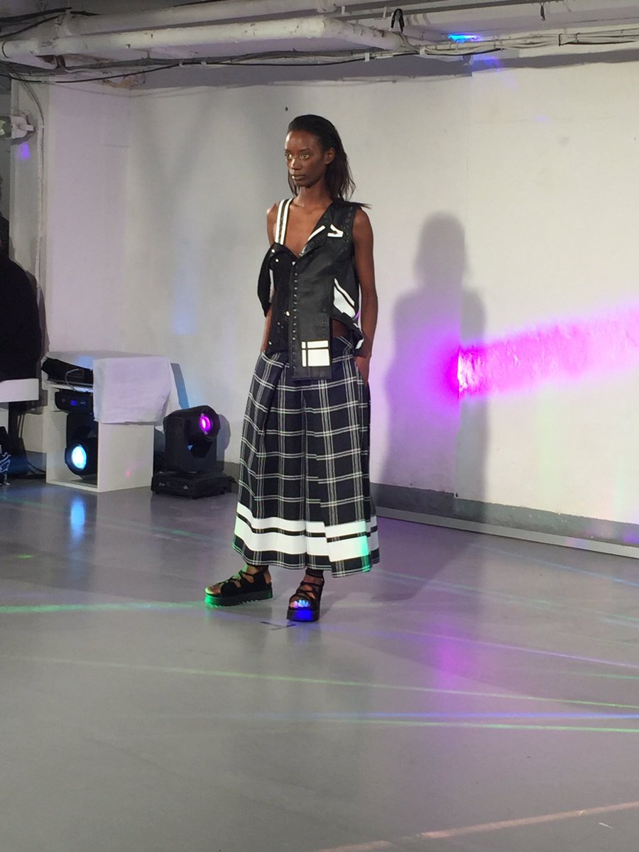 Luis Rafael Zhu Zhao design #mdxfashion16 #mdx16 press catwalk #LDN <a href="/MiddlesexUni/">Middlesex University</a> <a href="/FDMDX/">FashionDesignMDX</a> <a href="/FTMDX/">FashionTextilesMDX</a> <a href="/OfficialGFW/">GFW</a>