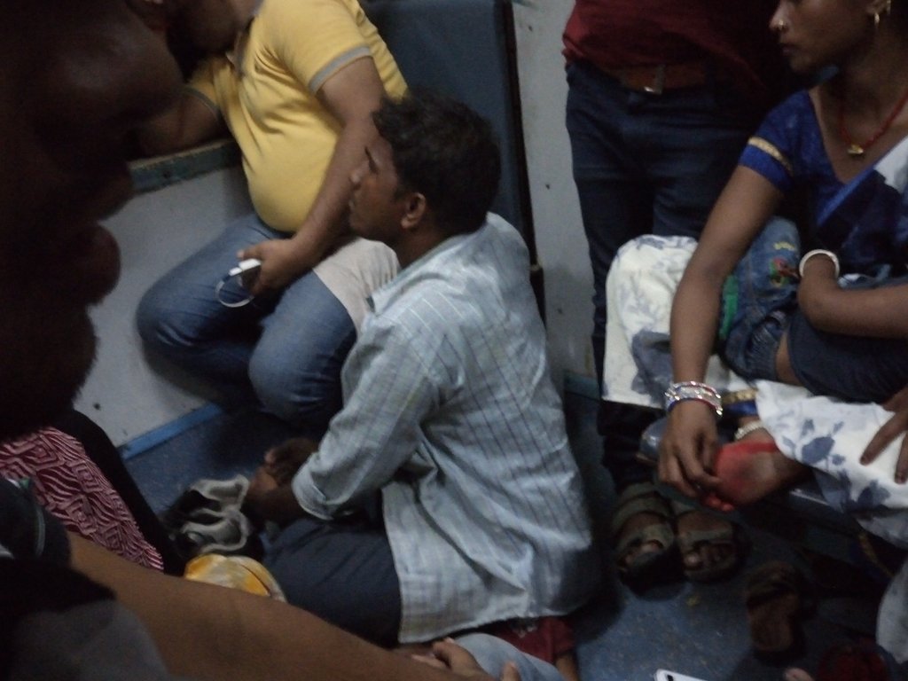 kakash655's tweet photo. #Indianrailways #overcrowded #summers #locals https://t.co/TWi7PkJrkM