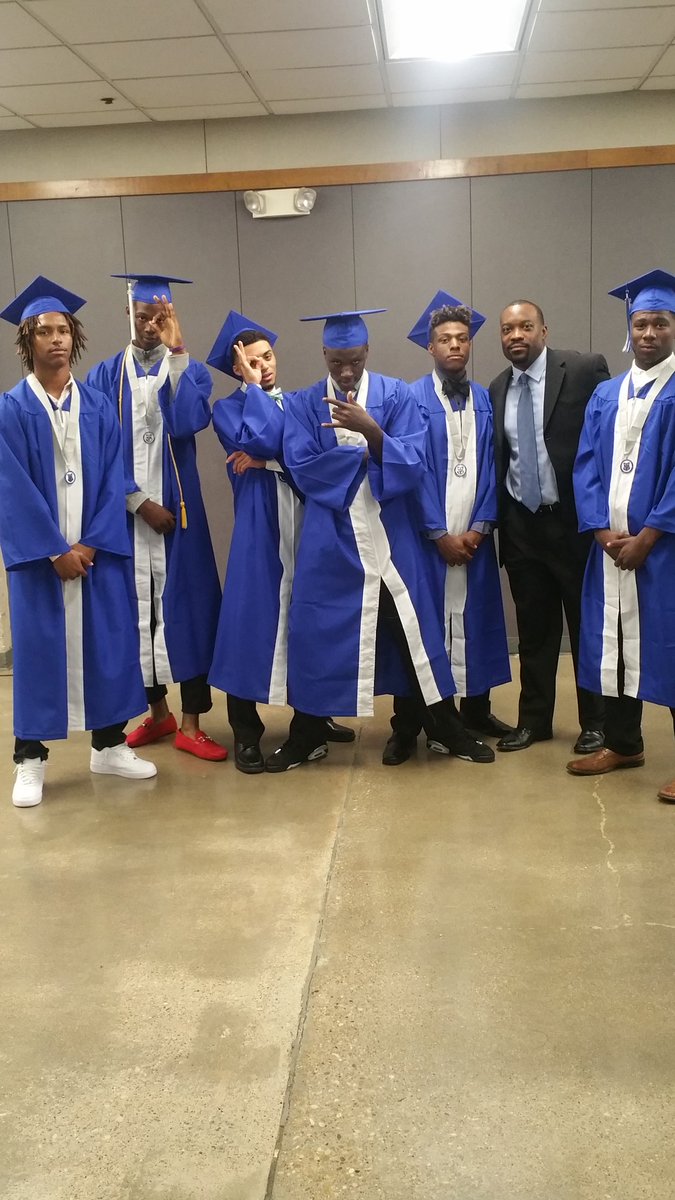templehoops's tweet photo. Proud of these guys!! They have taken the program to the next level and all 6 are going to college!!
#KEEPGRINDING https://t.co/J6SnLhRQzn