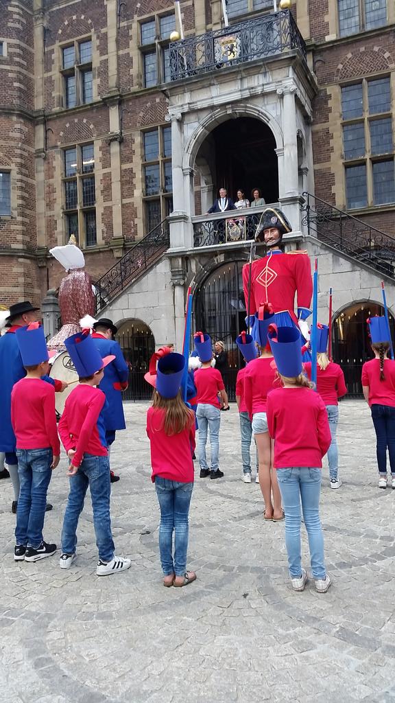 sintmertevenlo's tweet image. Akkermansgilde met groep 6 voor defilé bij stadhuis met @antoin_scholten