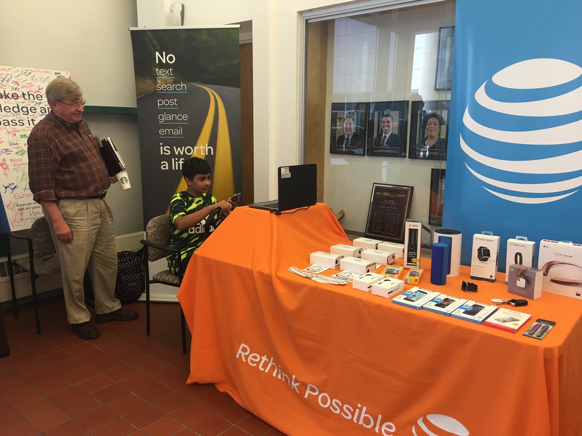 Kayyyyceee's tweet photo. Don't text and drive! #indycivichack @DavidcLewisSr https://t.co/1DM5bqP53y