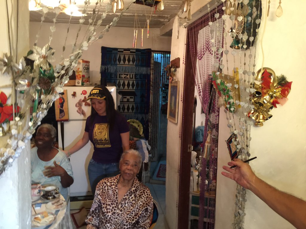 GeorgetteTop's tweet image. #AHORA gracias @NicolasMaduro #TodoElPoderParaLosClap #chacao #bucaral @MirandaPSUV con el pueblo! #CasaxCasa 🇻🇪❤️✊🏼