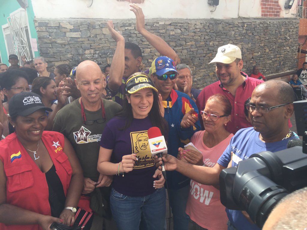 GeorgetteTop's tweet image. #AHORA gracias @NicolasMaduro #TodoElPoderParaLosClap #chacao #bucaral @MirandaPSUV con el pueblo! #CasaxCasa 🇻🇪❤️✊🏼