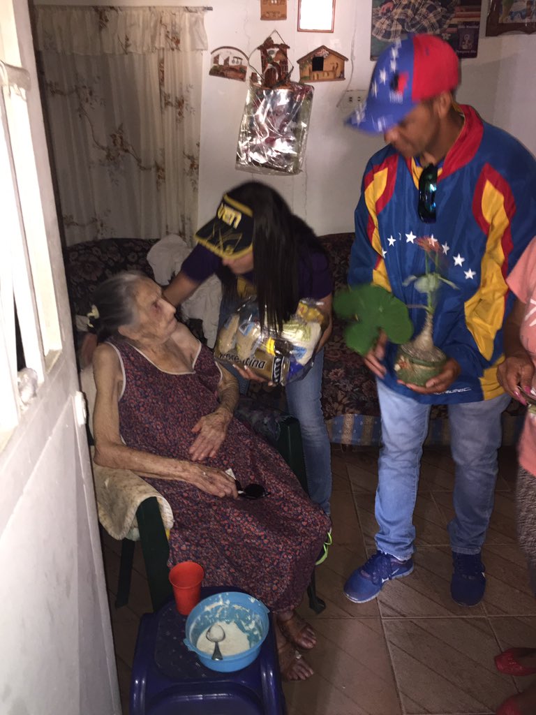 GeorgetteTop's tweet image. #AHORA gracias @NicolasMaduro #TodoElPoderParaLosClap #chacao #bucaral @MirandaPSUV con el pueblo! #CasaxCasa 🇻🇪❤️✊🏼