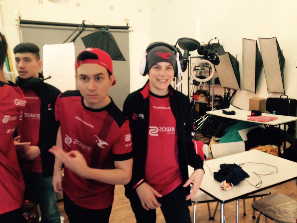 isthatDANNA's tweet photo. Lots of fun at today's photo shoot with the @mousesports @vainglory team https://t.co/A3ElGt4Vx8