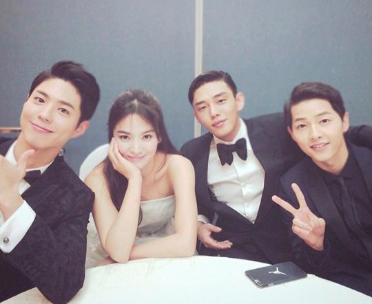 Sudah jadi nasib Song Hye Kyo, untuk terkepung pria memukau.