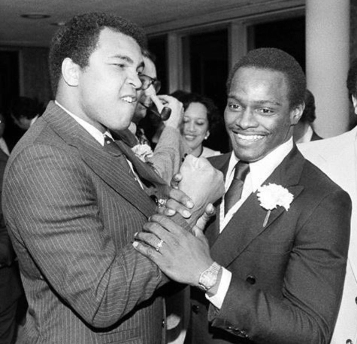 IamTeeMac69's tweet photo. My favorite two athletes of all-time #likeAli https://t.co/ZRqVqWJ55x