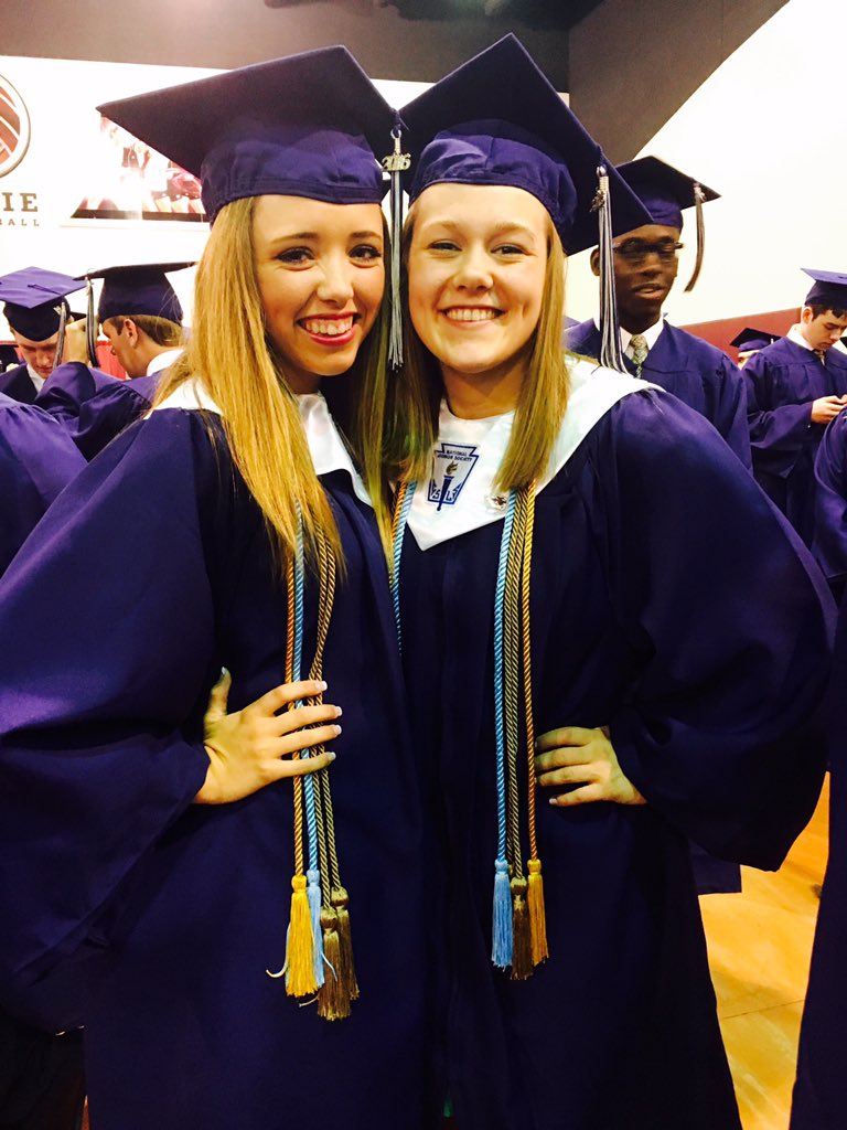 B_AILE_Y's tweet photo. Wow I love these people 🎓🎓 https://t.co/HW4onGw2EA