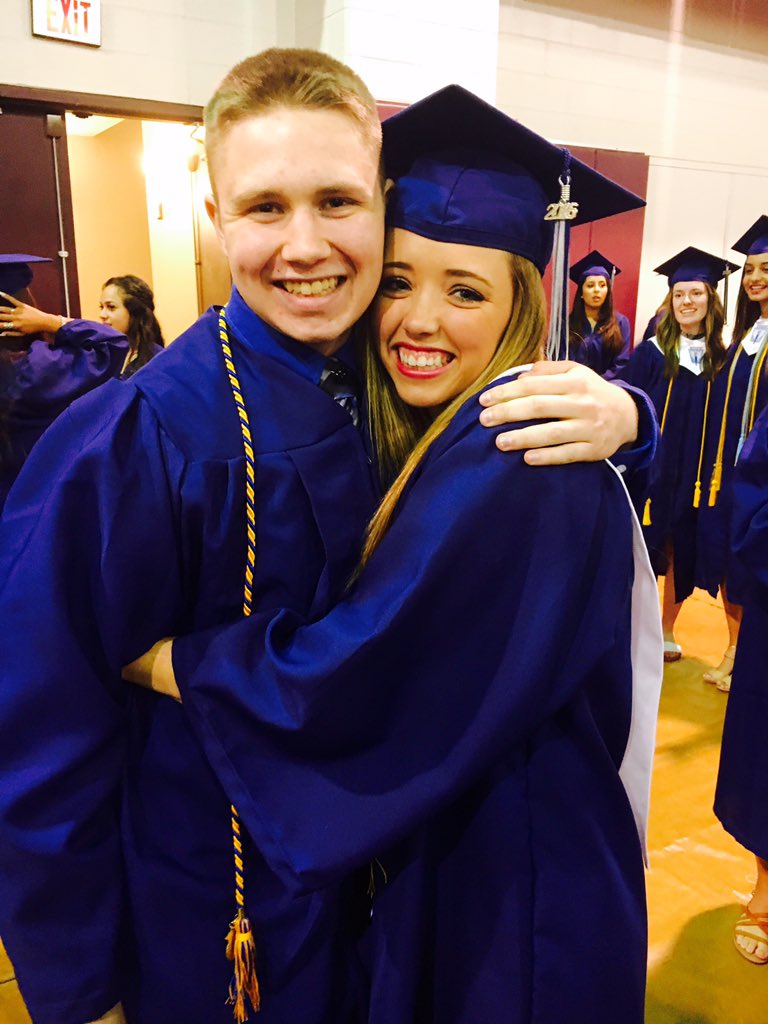 B_AILE_Y's tweet photo. Wow I love these people 🎓🎓 https://t.co/HW4onGw2EA
