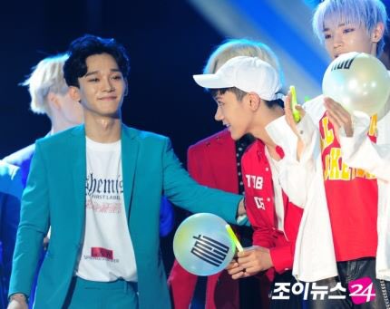 B506bhqx's tweet photo. EXO &amp; NCT U
- ชานยอล &amp; แทยง
- เฉิน &amp; เตนล์
- ซิ่วหมิน &amp; เตนล์,แทยง,มาร์ค
- อี้ชิง &amp; เตนล์

พี่น้อง 😭💟 #DreamConcert https://t.co/k7f2yh2RSd