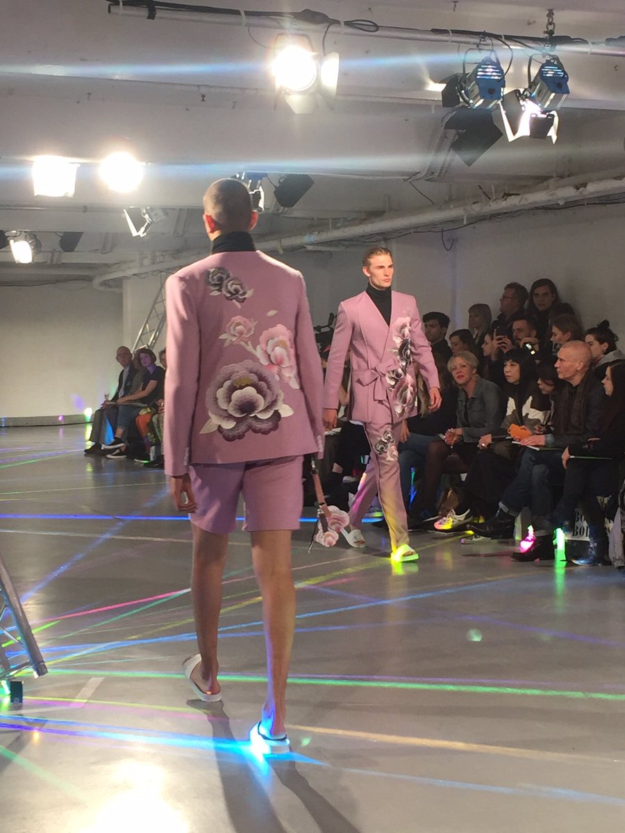 Flora Yeseul Yun menswear #mdxfashion16 #mdx16 press catwalk #LDN <a href="/MiddlesexUni/">Middlesex University</a> <a href="/FDMDX/">FashionDesignMDX</a> <a href="/FTMDX/">FashionTextilesMDX</a> <a href="/OfficialGFW/">GFW</a>