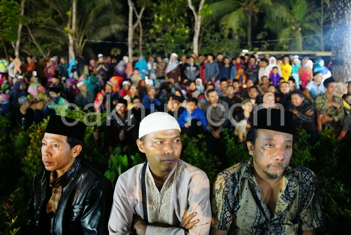 kiaikanjeng's tweet photo. Masyarakat yang tak tertampung di halaman SMK, mengikuti #MaiyahPurworejo Cak Nun &amp; KiaiKanjeng dari berbagai sudut https://t.co/r622hQxCBm