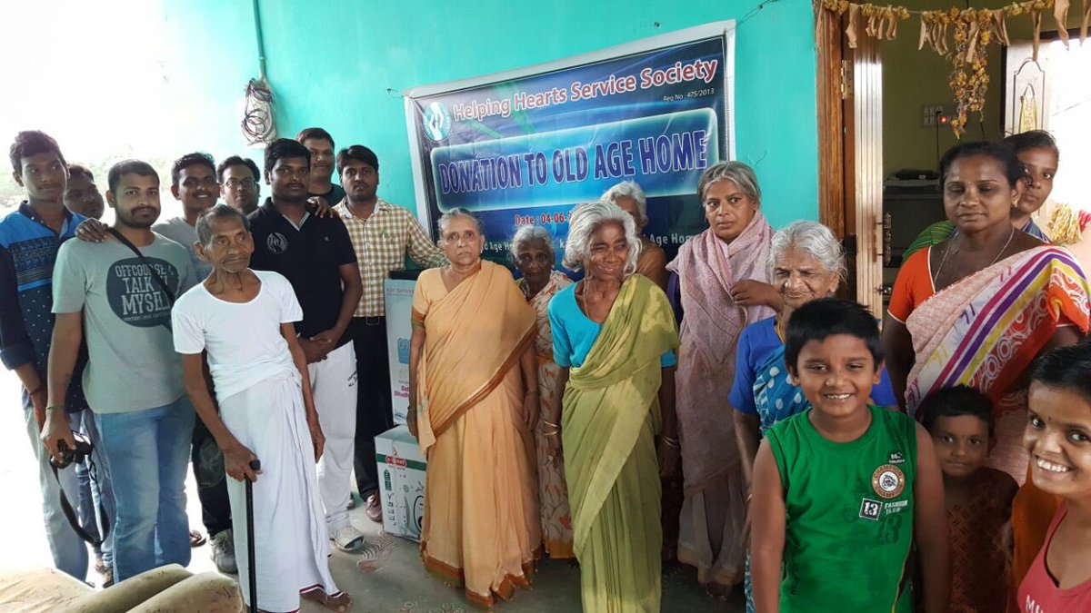 HelpingheartsH2's tweet photo. @sphoortiorg @ivolunteerindia  @WeAreHyderabad fantastic team our guys did a donation camp today #vasavioldagehome https://t.co/CtsCfrzXgy