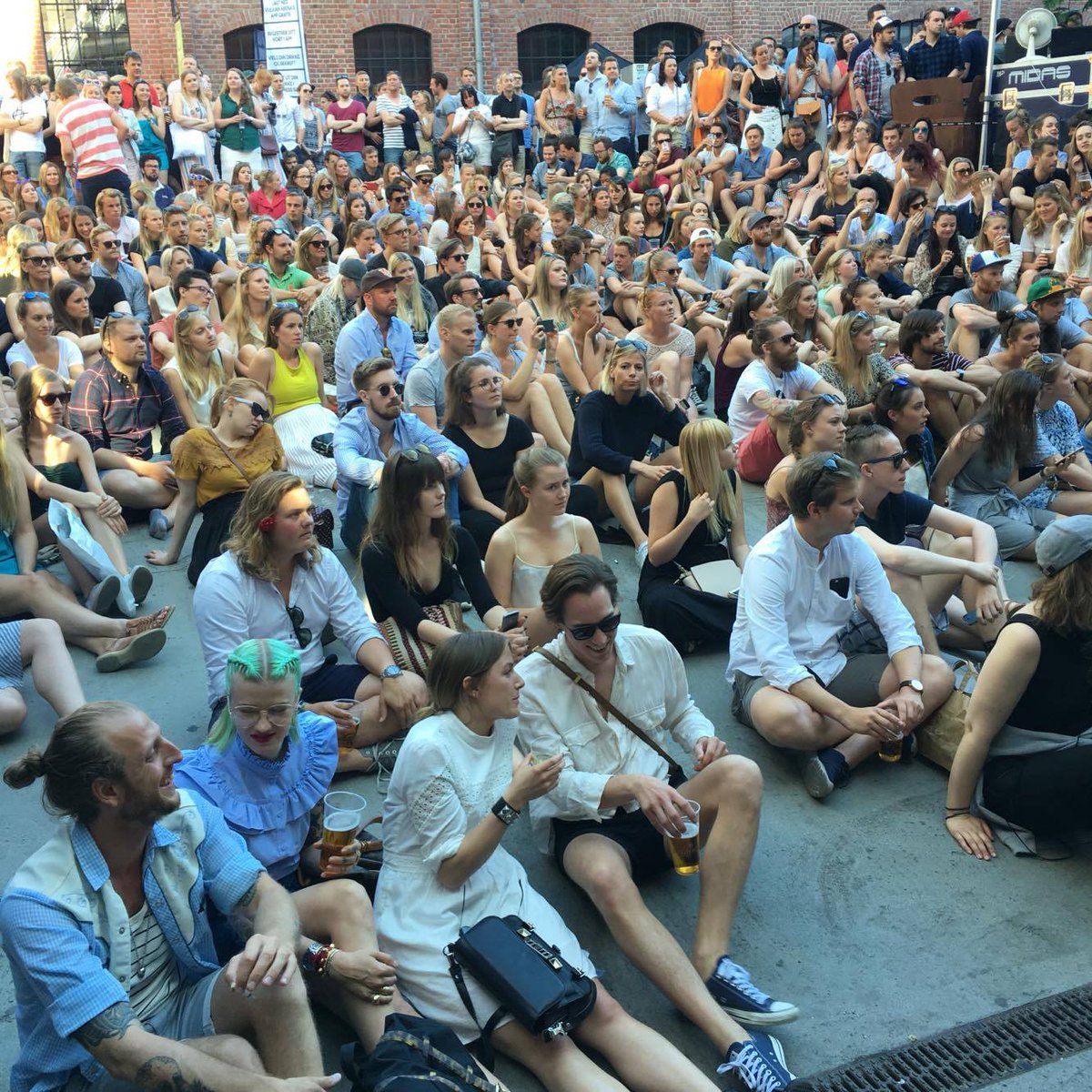 … mens vi gleder oss til <a href="/danielkvammen/">Yung Språkteigen</a> #HMLovesMusicOslo <a href="/vulkanarena/">Vulkan Arena</a>