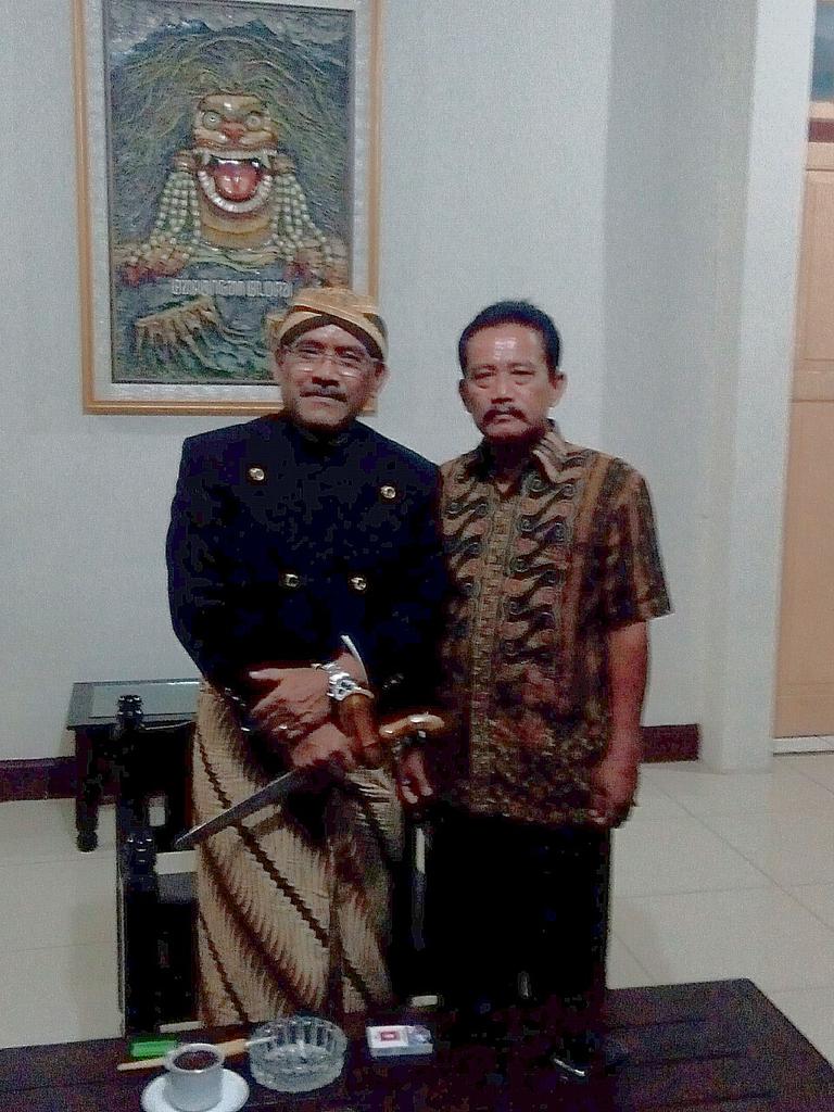 ProkompimBlora's tweet photo. Bupati @Djoko_Arief ndalang dg lakon Wahyu Garuda Kencana di Pendopo Kabupaten Blora, alhamdulillah dipenuhi warga https://t.co/7OMuQ8KB2r