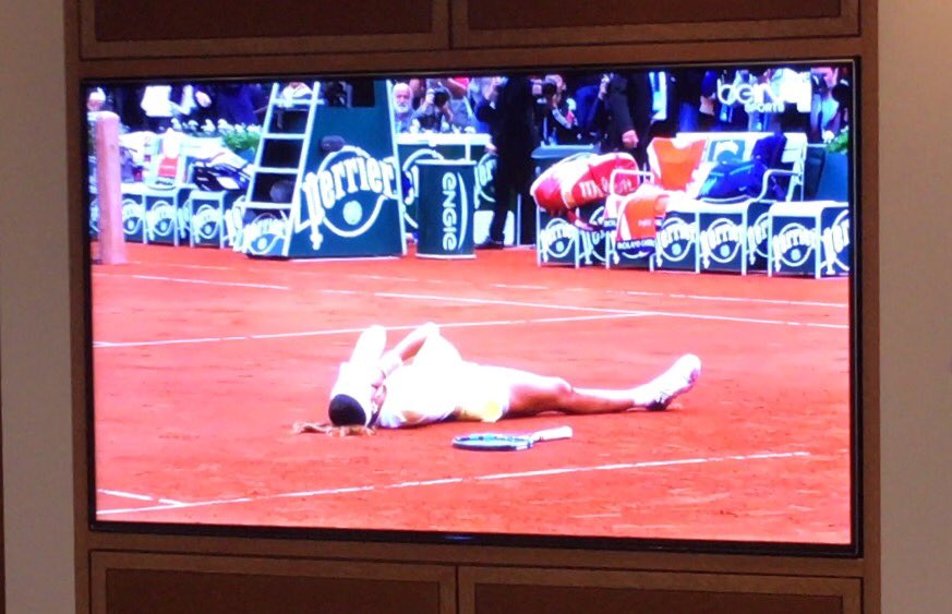 FerVerdasco's tweet photo. El momento de la victoria! Enhorabuena @GarbiMuguruza 🏆 Campeonísima de @rolandgarros 👏🏼👏🏼👏🏼👏🏼 https://t.co/SlAgMmXmqi
