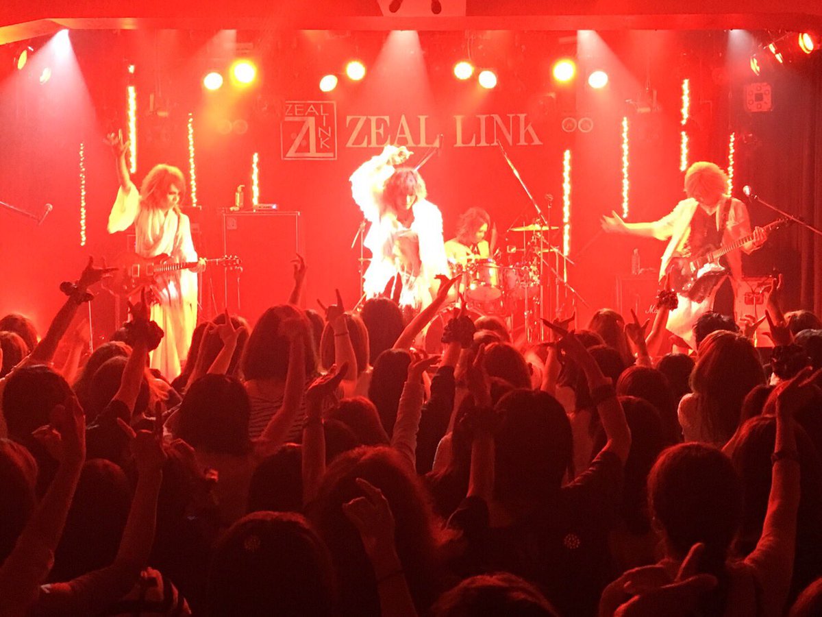 zeallink_LIVE's tweet photo. 【ZEAL LINK TOUR 2016】本日6バンド目はSCREW。ライブ定番曲で会場も1つに。最後に鋲さんからメッセージもいただきました！#ZLT2016 https://t.co/YEMuAcuVr9