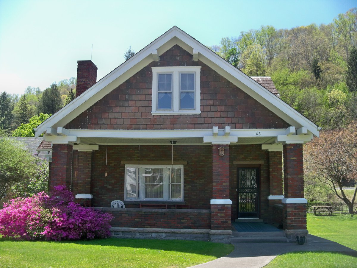 CoalHeritageWV's tweet photo. Visit Bramwell this afternoon for a tour of the Honeymoon Cottage! #coalheritage #springhometour #vistmercerwv https://t.co/Erf9sL5CZU