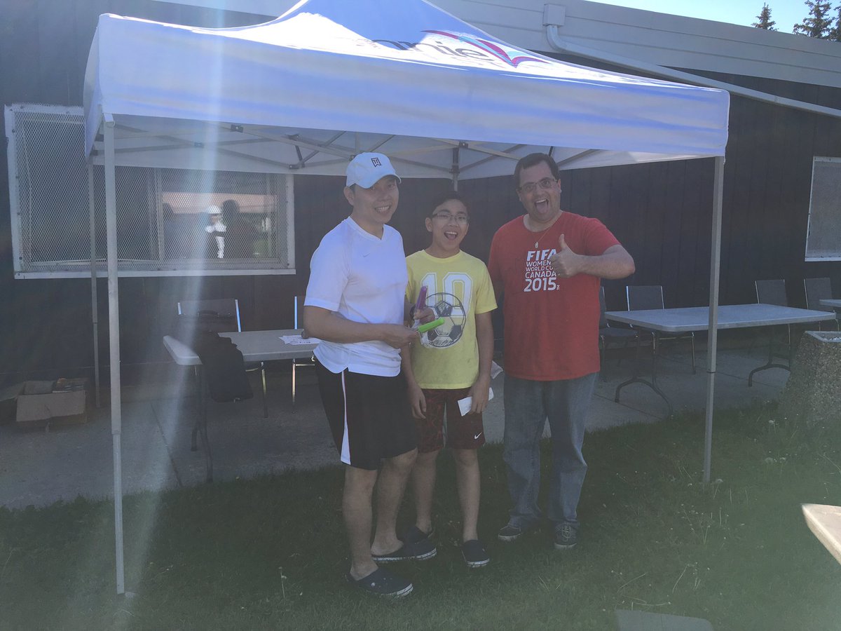 NOWNicold's tweet photo. Setting up for Bonnie Fest is hard work! These volunteers were in need of a #popsiclebreak! https://t.co/zQam6JySYY