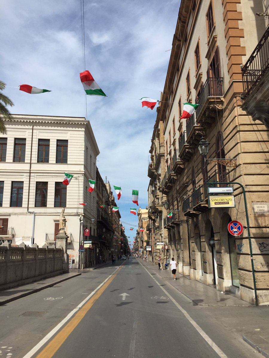 sspitaly2016's tweet photo. Italian flags waving on the streets of Palermo. #SSP2016 https://t.co/DdVGxRIqKa