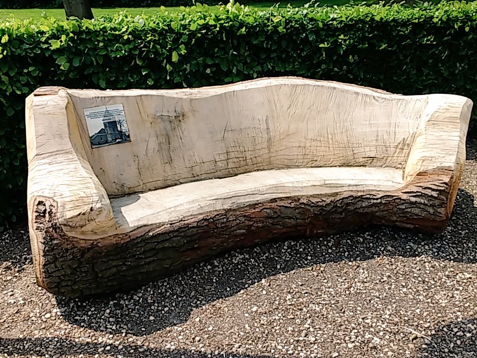 Van. Oude eik die stond bij de kerktoren De Brink centrum Den Ham naar mooie bank