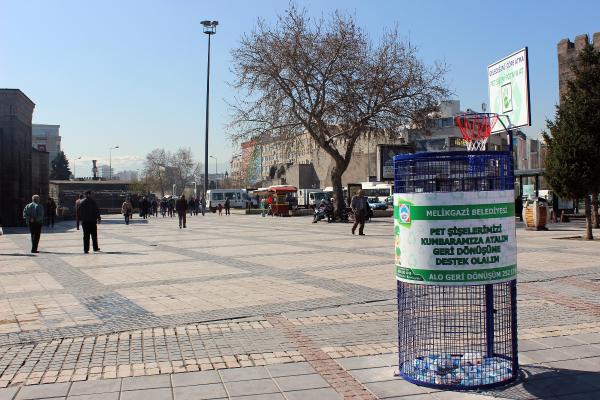 HergunYeniBilg's tweet photo. Kayseri'de  geri dönüşümde farkındalık oluşturmak için konulan  potalı kumbara ilgi çekti..'Geleceğini çöpe atma' https://t.co/QmbEK8iZs1