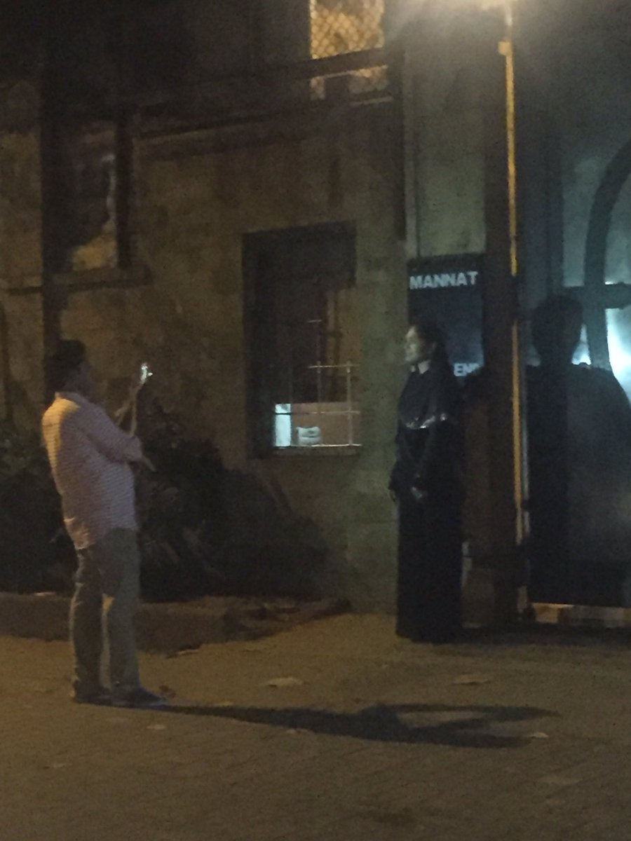 Clicked This pic today by <a href="/AdiSRKian/">ADITYA</a>, A Husband Clicking Pic Of His Wife In Front Of Mannat. Isn't this cutest pic😊❤