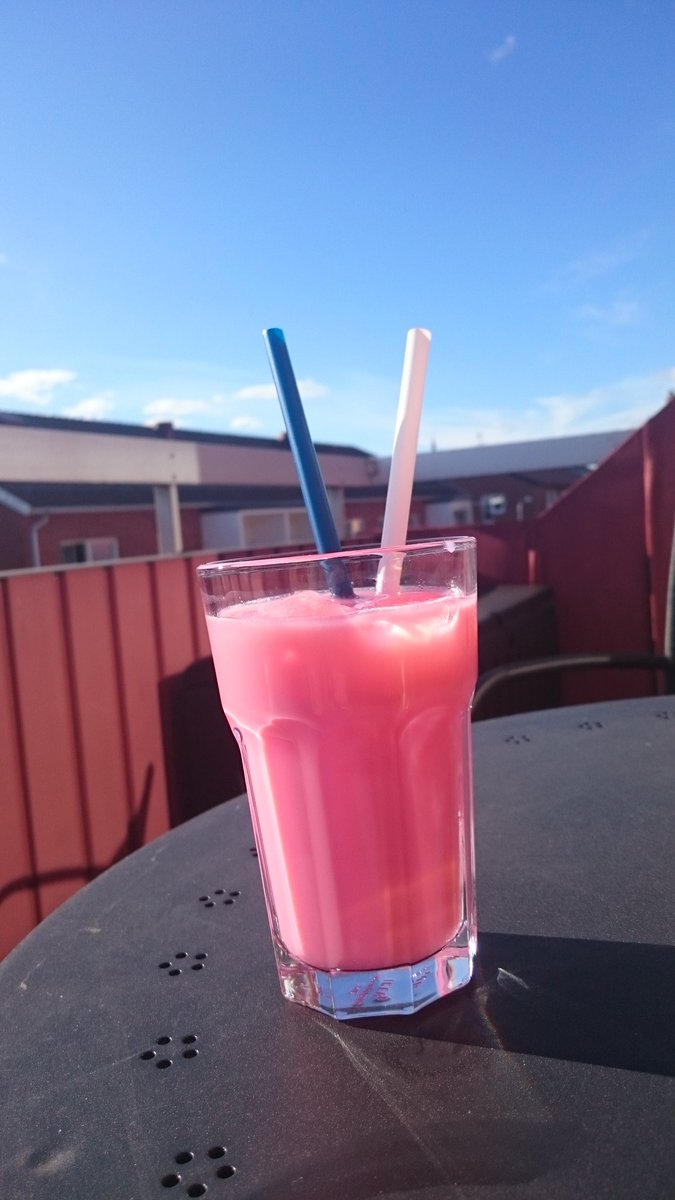 Gredzky's tweet photo. Semestetfirandet fortsätter med findrink på solig balkong. Bättre klass på glaset idag. #IngetStopp #HockeyAbstinens https://t.co/NKWMywptZq