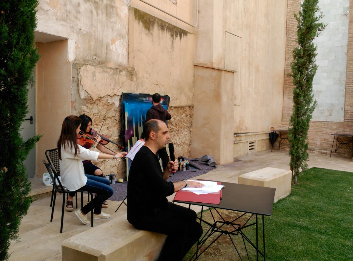 Poborinafolk's tweet photo. Comenzando #SinapSix con fusión de artes,violines,grafitis y poesía. A las 22h Presentación del #Poborina18 #Teruel https://t.co/OdnIdCSsVg