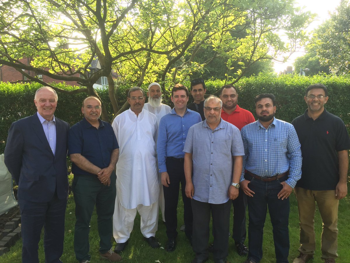 .@andyburnhammp meeting with members from Bolton today.  Thanks to Cllr Akthar Zaman for hosting Andy.  #Andy4mayor