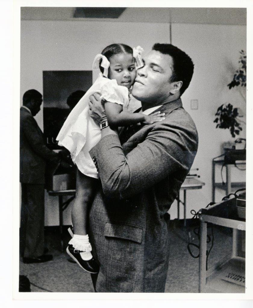 #HISTORICPHOTOS #MuhammadAli visits @MDCollege March 14,1986  bit.ly/1U53gXM?utm_me… https://t.co/7M8Ps4CYR4