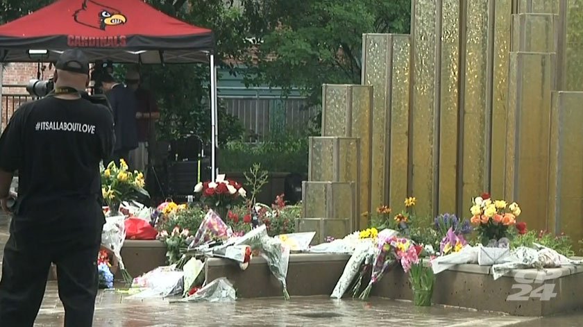 CP24's tweet photo. WATCH LIVE: Mourners pay tribute to Muhammad Ali at Louisville memorial 
https://t.co/sfPSR2hcob https://t.co/jd6AAGcGvT