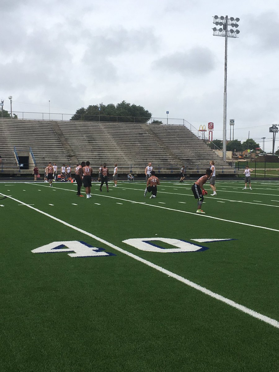 tavianmiles's tweet photo. Hutto:25 ,Temple:26
FINAL 7x7 #BSQT @FridayFanstand #hipponation @HuttoFootball https://t.co/rW7XYY61fw