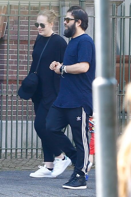 adeleonlinebr's tweet image. FOTOS: Adele e sua família foram vistos quarta-feira (01) no Artis Royal Zoo em Amsterdam.