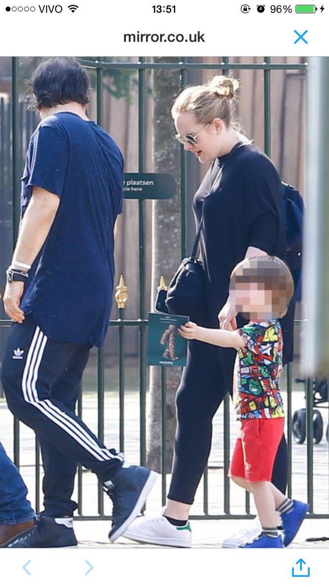 adeleonlinebr's tweet image. FOTOS: Adele e sua família foram vistos quarta-feira (01) no Artis Royal Zoo em Amsterdam.