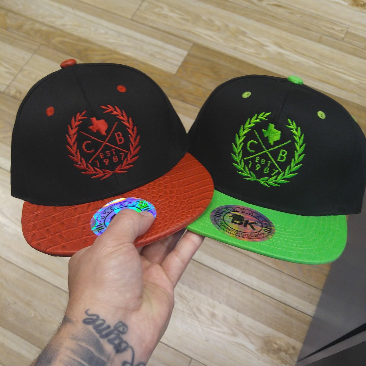 itscoolibooli's tweet photo. Checkout and Order one of my High Quality #CBsnapbaks All colors. Ostrich Skin, Gator, and Traditional $30 #PayPal https://t.co/dEj18oO7Vs