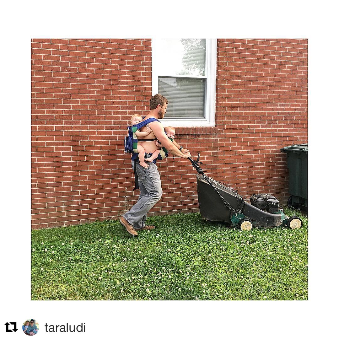 Stuff4Multiples's tweet photo. #Twingaroo putting in work! #FANSHARE #daddytime https://t.co/9nyUqJH53n