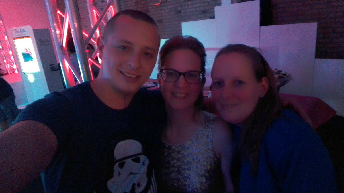 MalfaitW's tweet photo. Blij weerzien, happely b-day #tin30 https://t.co/Wp367B7BLQ