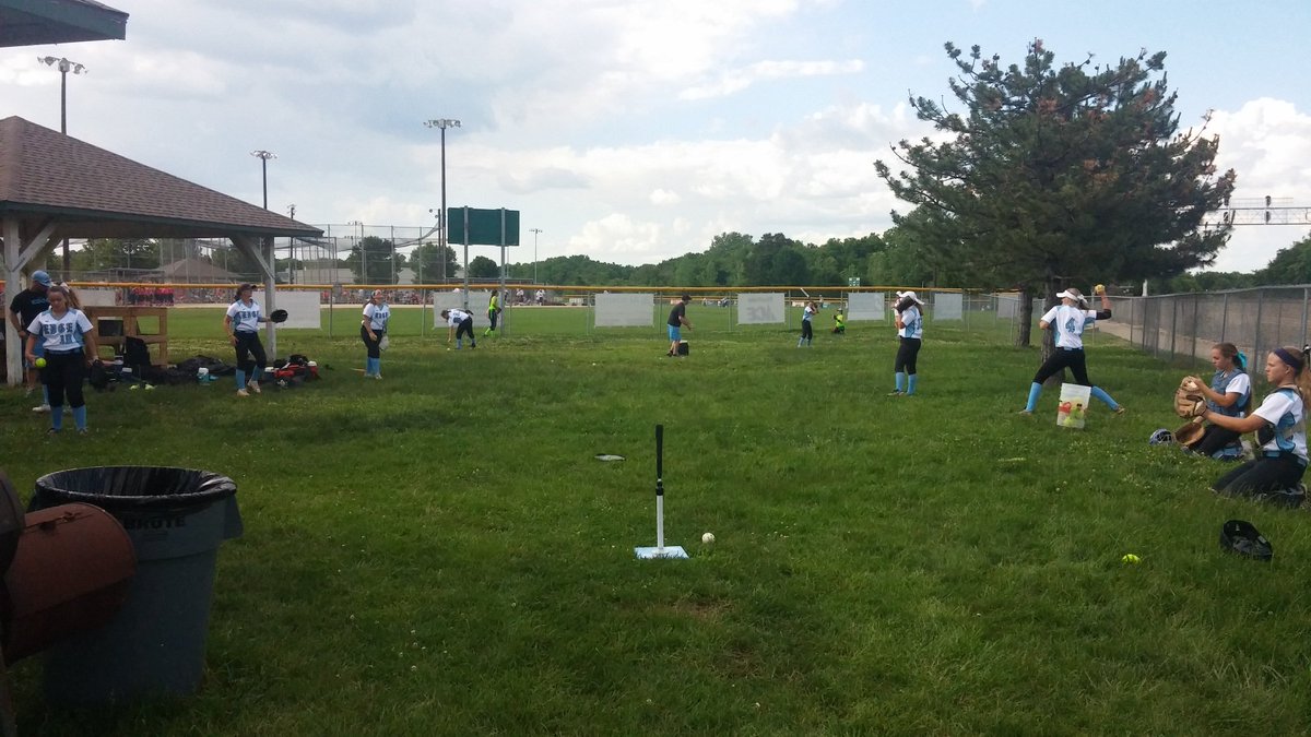 nmmills0216's tweet photo. Warming up for their 1st game @HawaiianHitfest ...looking good ladies!!!! #playtough #noinjuriestoday https://t.co/NH6Ds3uphP