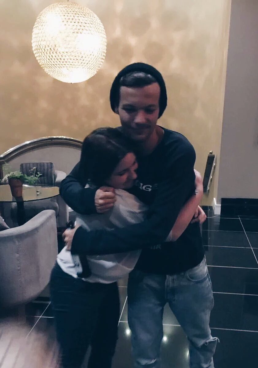 styleswolfsz's tweet photo. queria tanto esse abraço :( https://t.co/dbQeYX5Fup