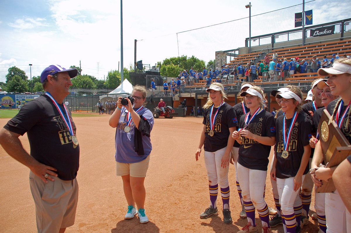 LGLeopardSpots's tweet image. Happy Birthday @_LGSoftball Coach B! Hope you like your present! #StateChamps