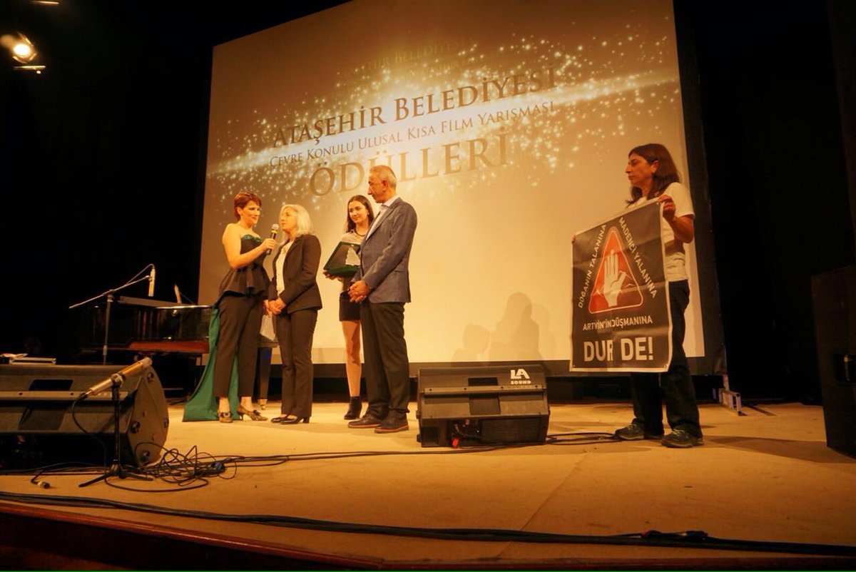 Yeşil Artvin Derneği'ne ödül verilirken...