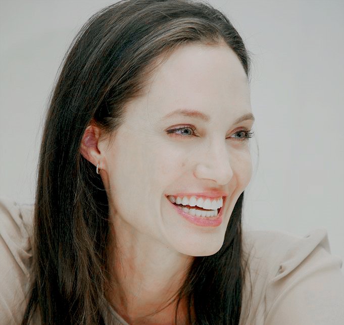 HanMu604's tweet photo. this women has cuties smile in the world.#AJ41 #HappyBirthdayAngelinaJolie https://t.co/Ik8aVDyChL