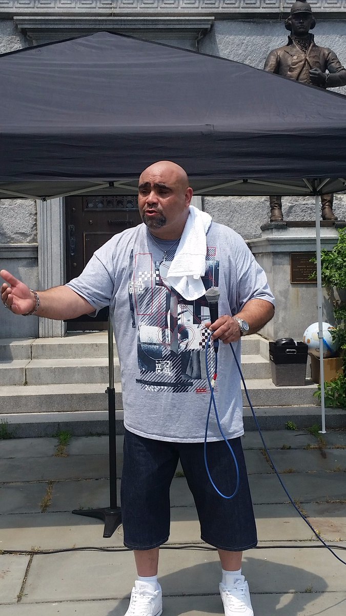 ByronMarshall01's tweet photo. Jonathan Ludlow speaking at rally in Trenton NJ's Battle Monument 
#ReentryAwareness https://t.co/tI4FBbogIm