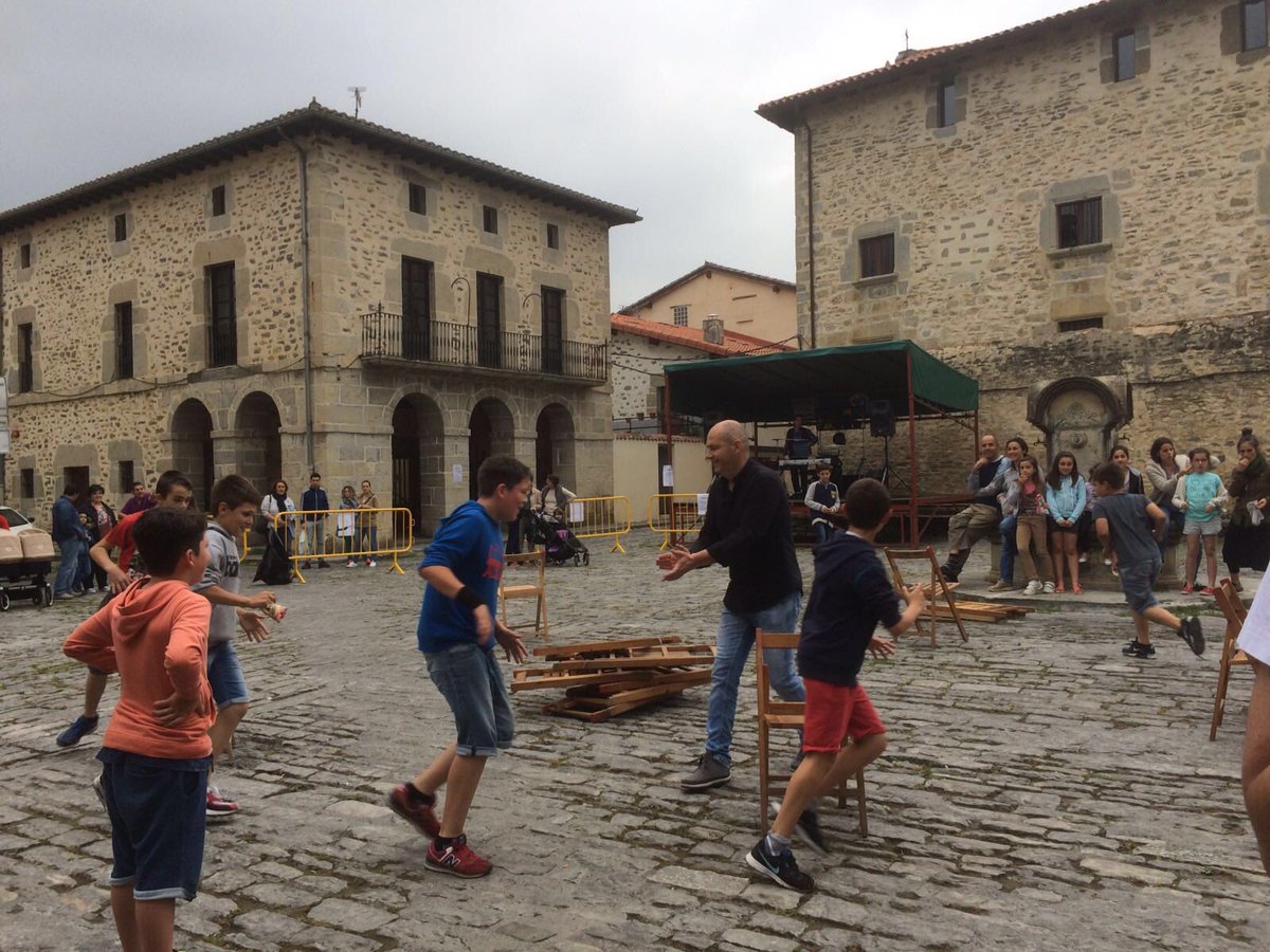 Umeentzako jolasak hasi dira Artziniegan.